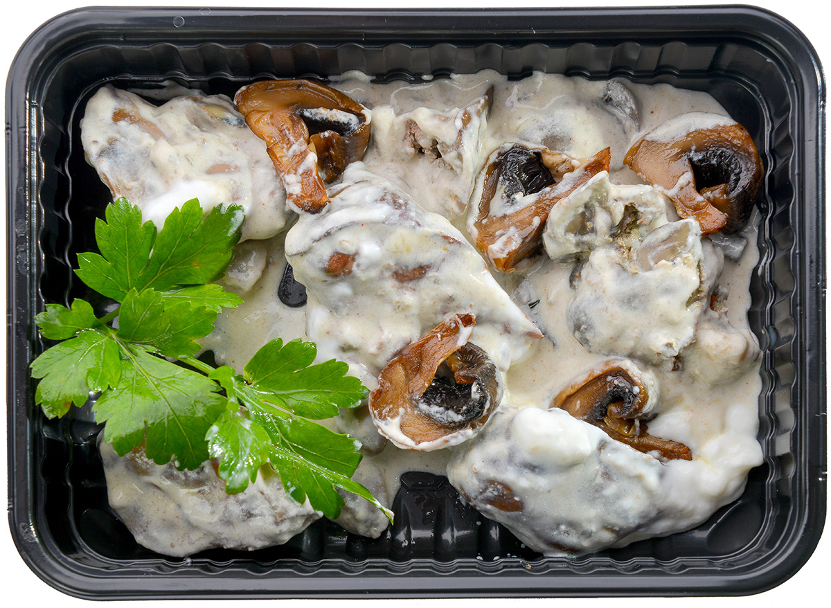 Pechen-kurinaya-v-slivochnom-souse-s-gribami