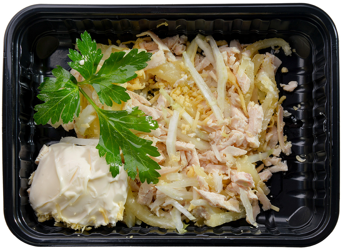 Salat-iz-kuritsy-s-ananasom-kuritsa-ananas-listya-salata-syr-majonez
