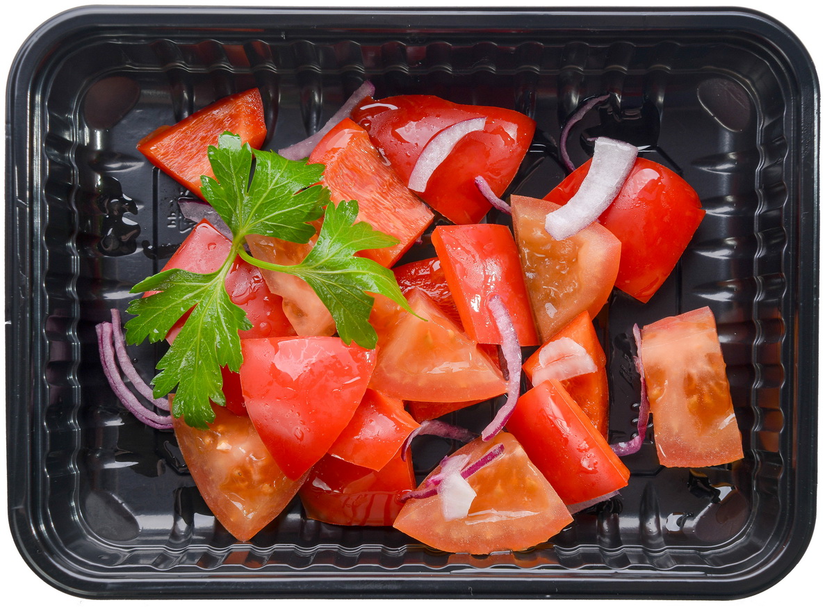 Salat-iz-pomidora-pertsa-i-krasnogo-luka