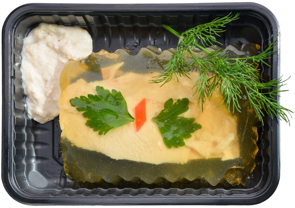 Zalivnoe-iz-kurinoj-grudki-s-hrenom